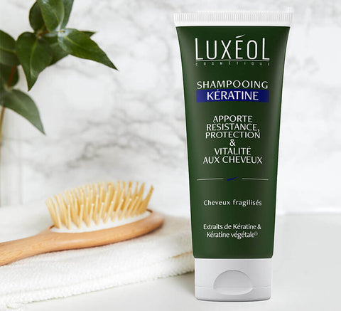 Keratin Shampoo dzīvesstila attēls blakus suku un dvieli, lietot 2–3 reizes nedēļā, kombinēt ar Maska ar keratīnu.