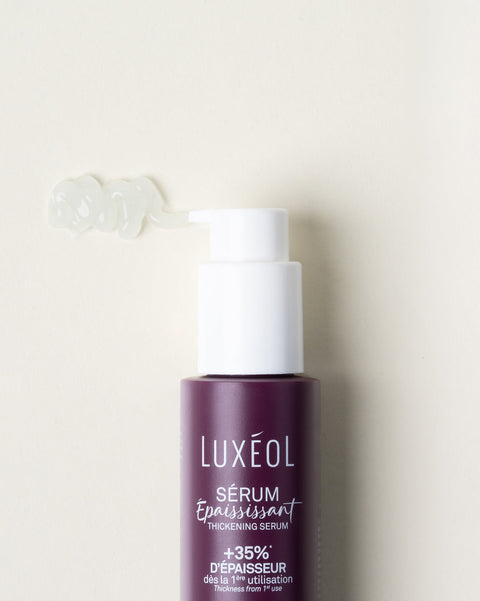 Luxéol seruma pudele ar sūkni uz bēša fona